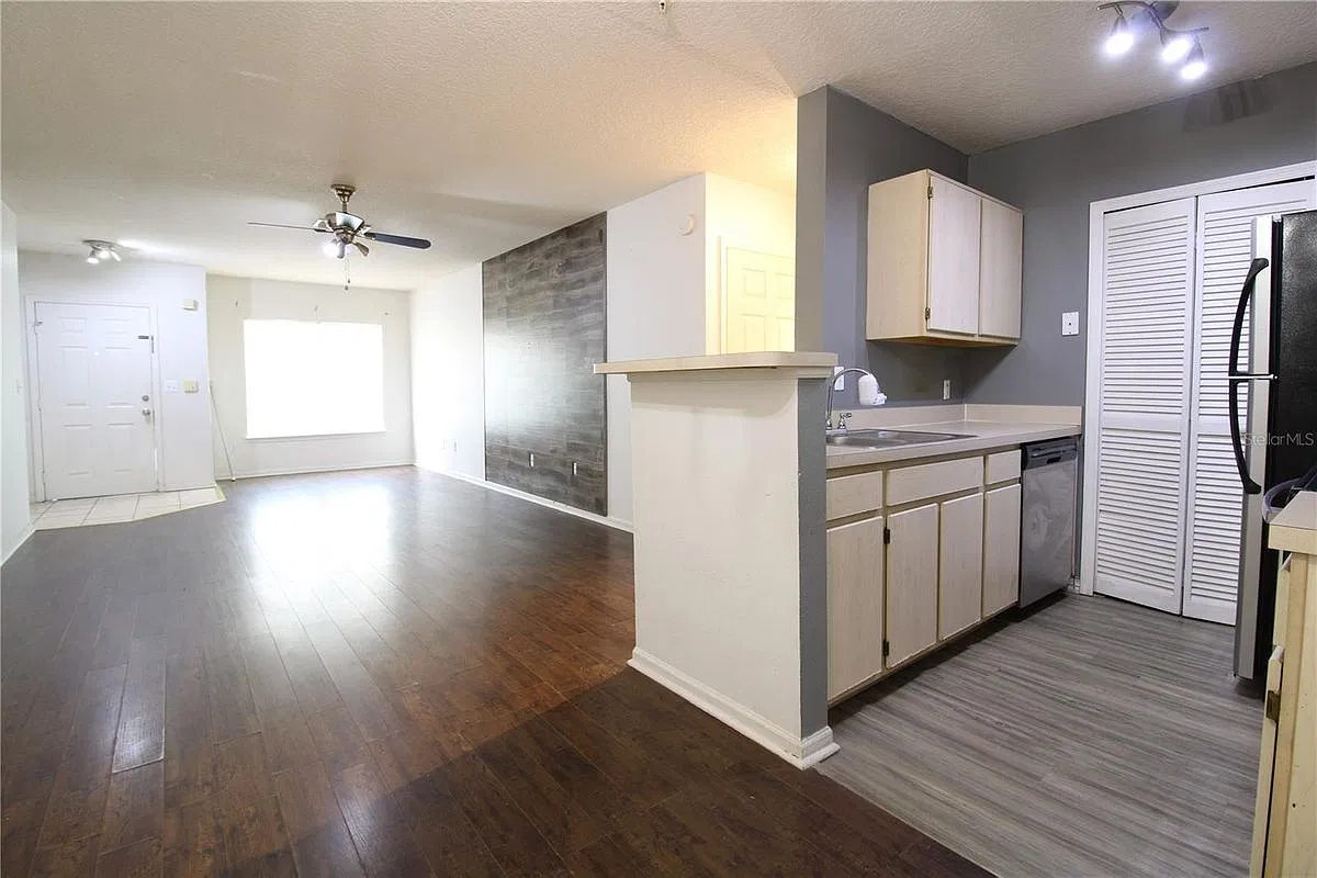2 bed, 2.0 bath, 996 sqft, $1,600 — Photo 2