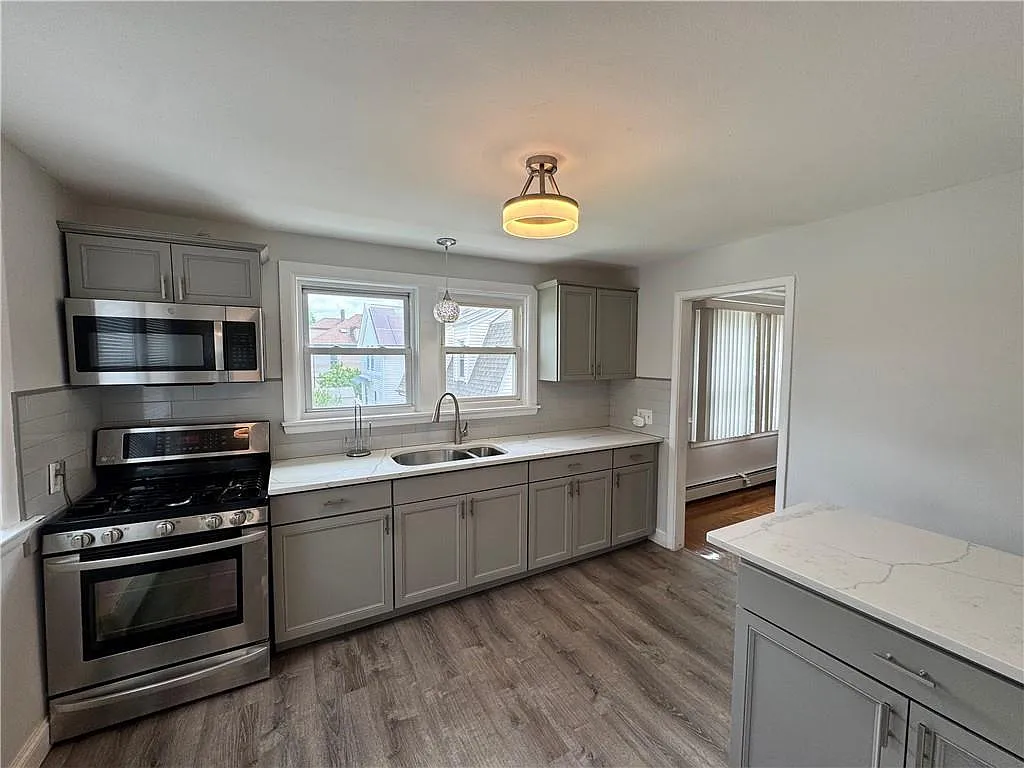 3 bed, 1275 sqft, $2,300 — Photo 4