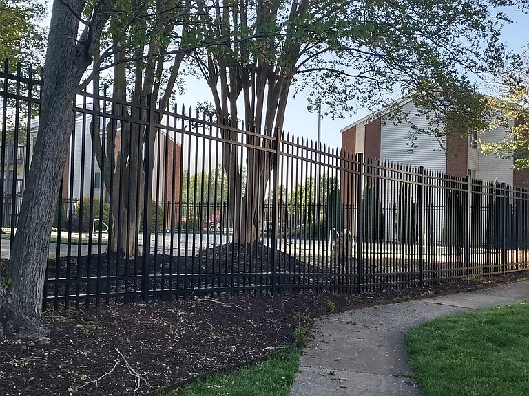 102 Wells Ct — Photo 2