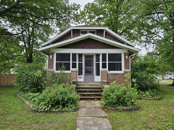 402 E 5th St, Flora, IL 62839