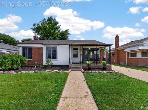28202 Hollywood St, Roseville, MI 48066