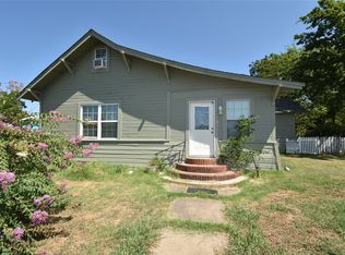 215 E 11th St, Bonham, TX 75418