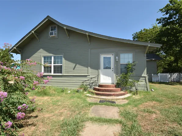 215 E 11th St, Bonham, TX 75418
