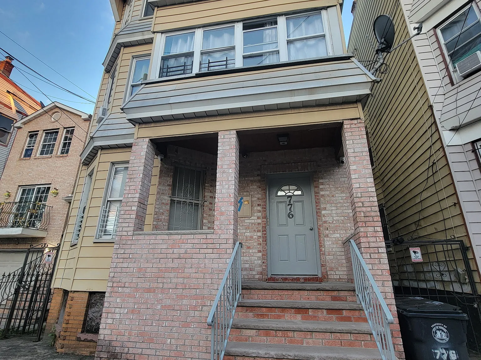 3 bed, 1000 sqft, $1,875 — Photo 1