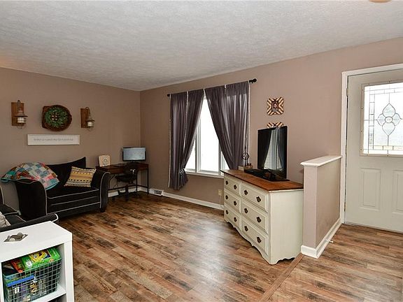 2nd image of 416 Westmount Ct