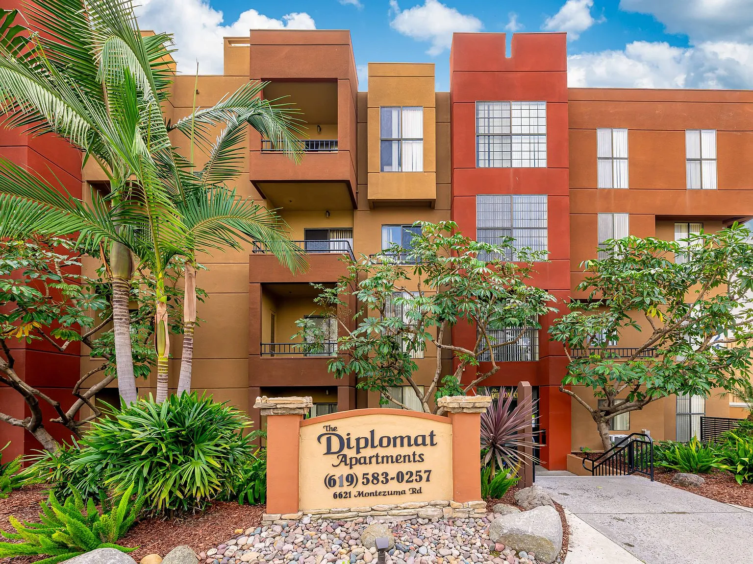 Diplomat Apartments — Photo 2