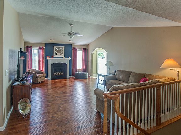 3rd image of 1182 Larkspur Dr