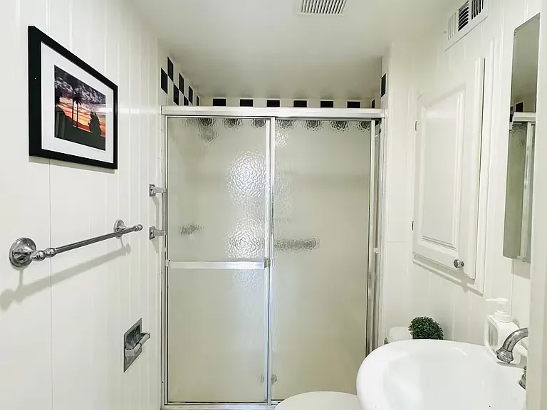 3259 Rowena Ave — Photo 18