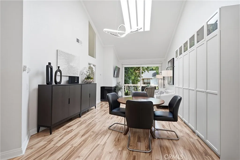 2 bed, 946 sqft, $3,500 — Photo 3
