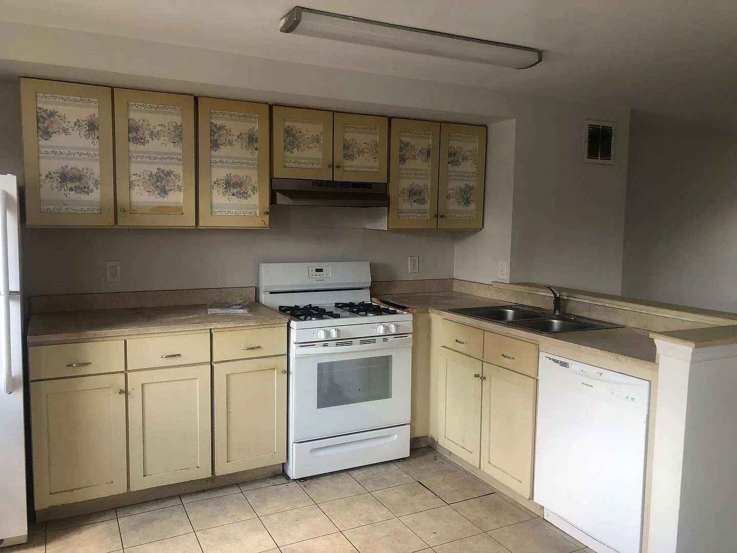 Charming & Move-In Ready Home in Baltimore! — Photo 3