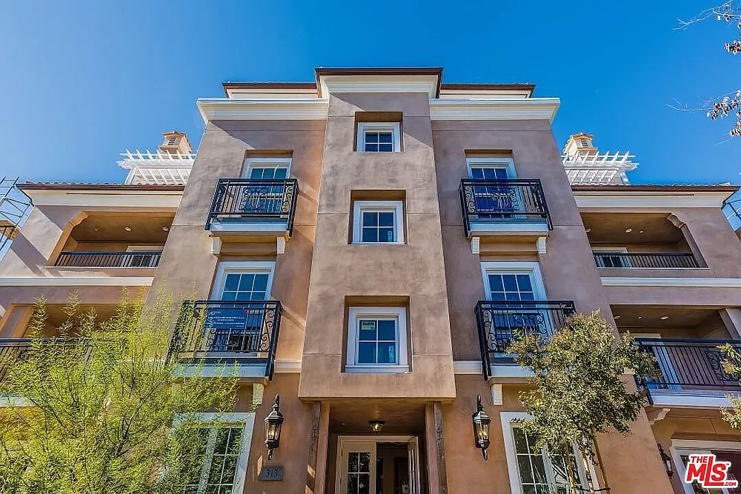 Building Photo - 313 S Reeves Dr #203