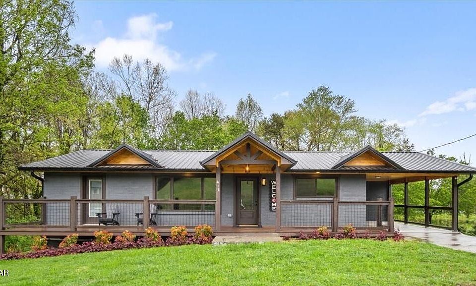 1st image of 621 Hardin Ln