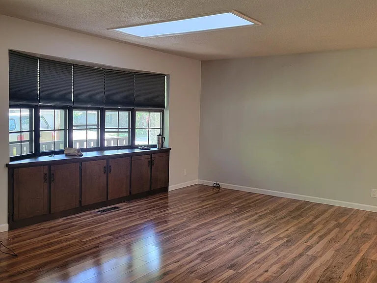 172 Saint George Dr — Photo 9
