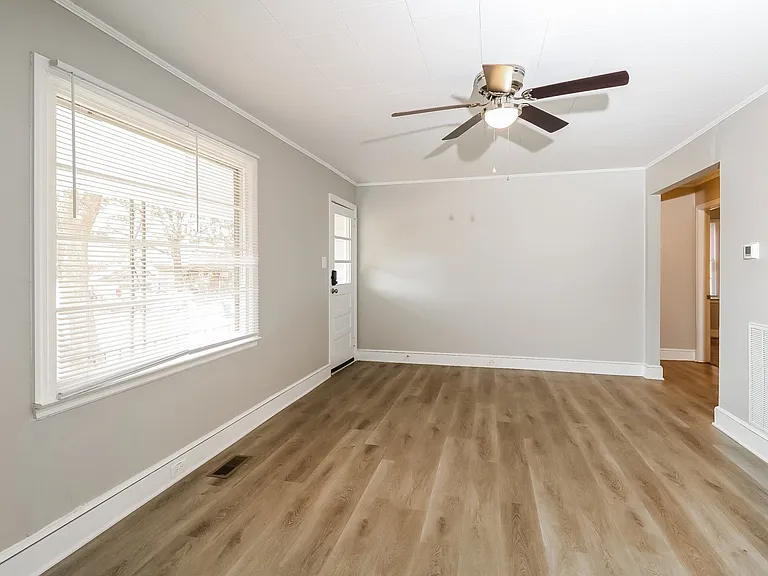 1588141_020_living_room_13309387.jpg