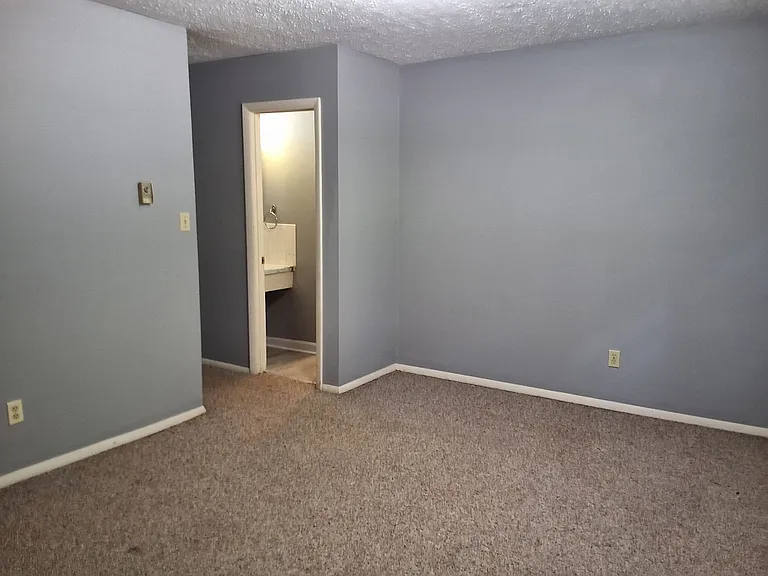 1090 Evelyn Dr — Photo 8