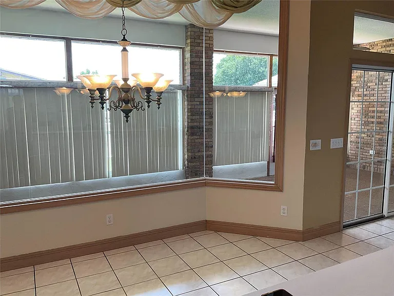 715 Fairlawn Dr — Photo 2