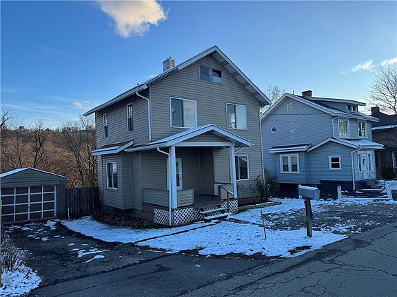 3rd image of 637 Memorial Dr