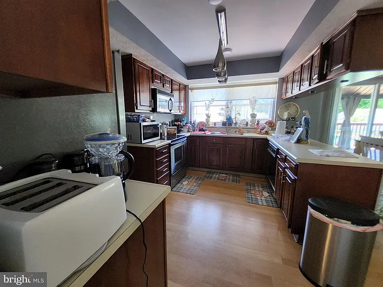 504 Parliament Rd — Photo 10