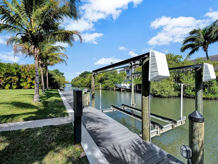 537 E Causeway Blvd — Photo 24