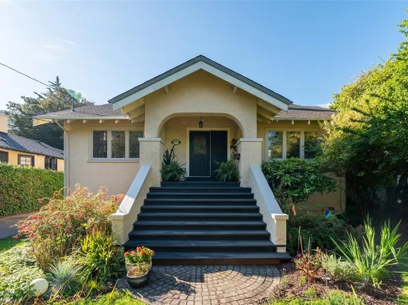 2353 Windsor Rd, Oak Bay, BC V8S 3E6