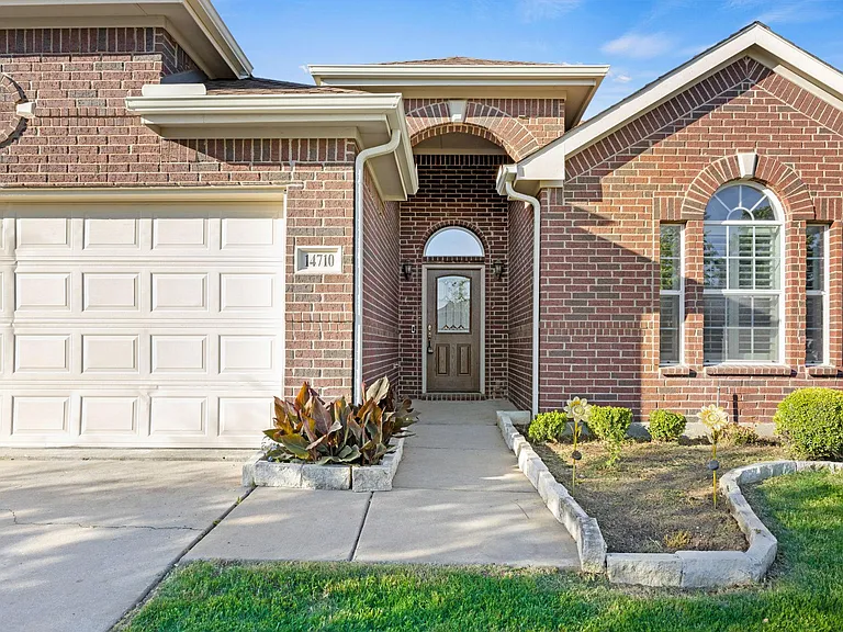 14710 Crystal Lake Dr — Photo 3