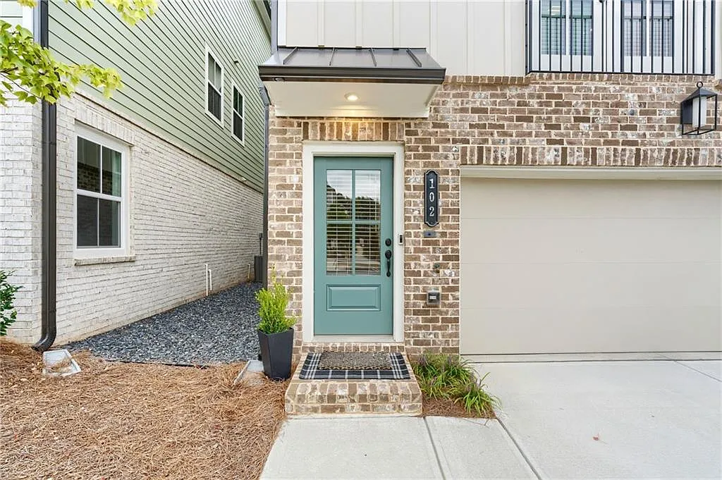 4 bed, 3.5 bath, 2025 sqft, $4,250 — Photo 2