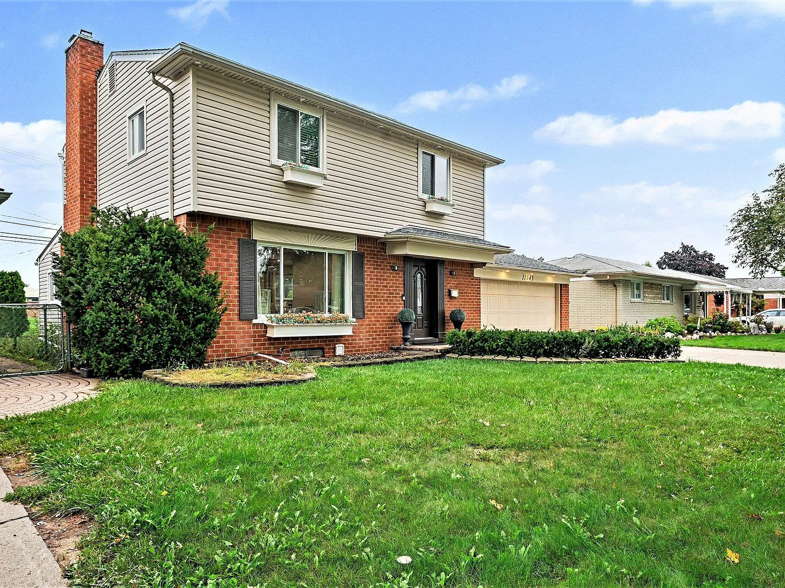 3 bed, 1.5 bath, 1419 sqft, $2,490 — Photo 2