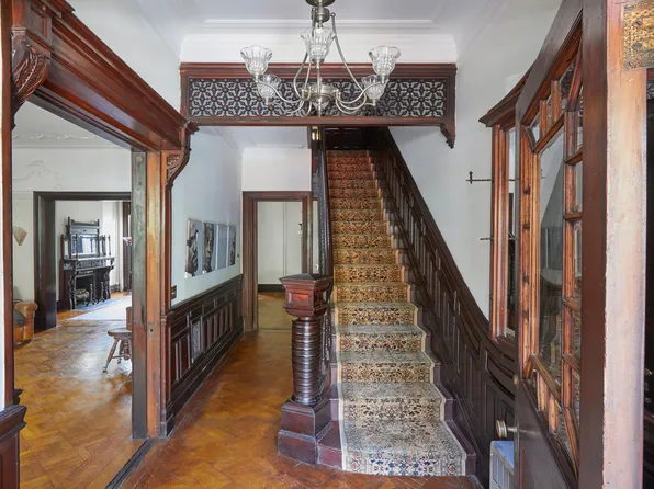 246 Gates Avenue image 2 of 19