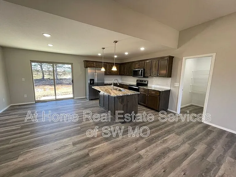 653 S Southgate Dr — Photo 3