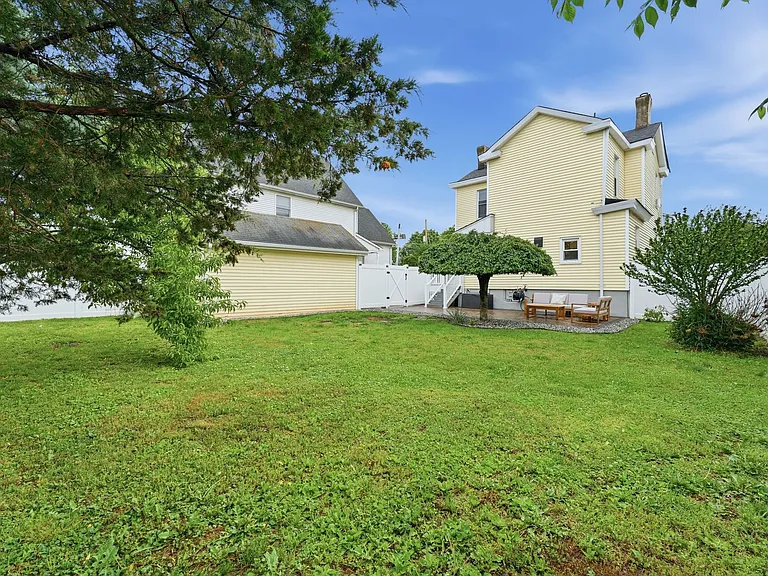 7 Fairview Ave — Photo 32