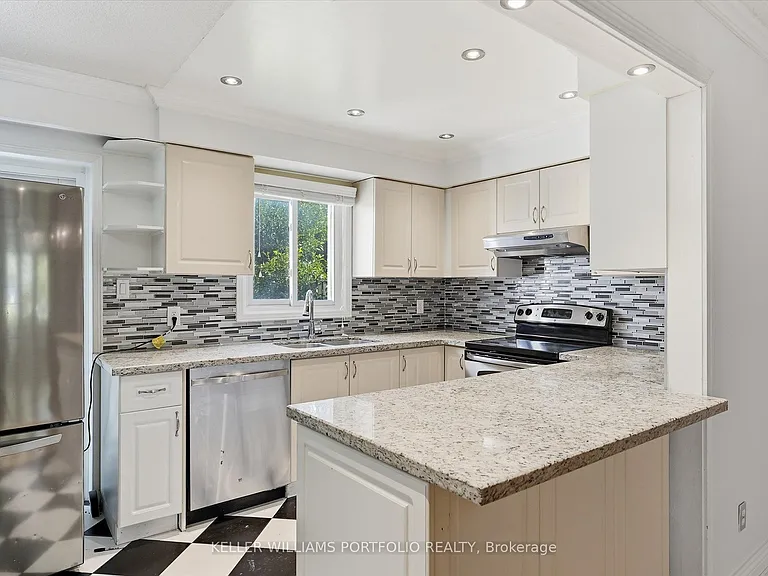 73 Jessica Gdns — Photo 11