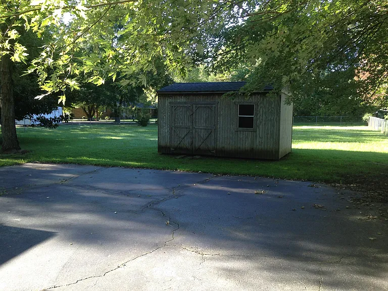 512 Layne St — Photo 11