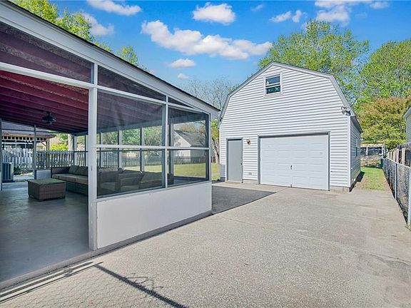 3rd image of 122 Springdale Way