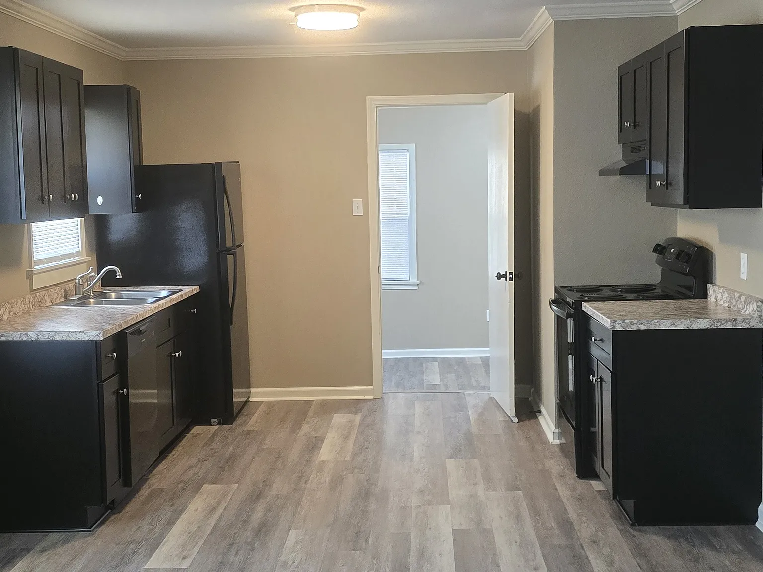 3 bed, $1,600 — Photo 2