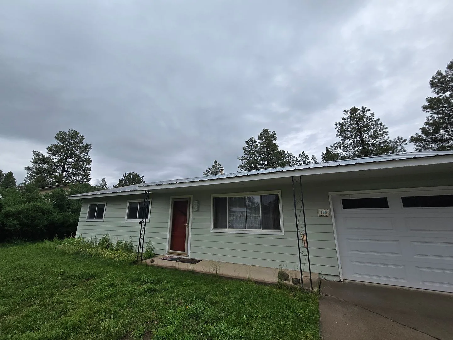 *Fully Furnished 3Bd/1Bath W/Single Car Garage — Photo 1