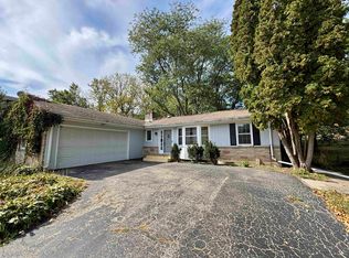 911 Kenmore Rd, Rockford, IL 61108