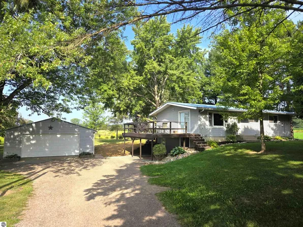 8803 Woodruff Rd, Blanchard, MI 49310