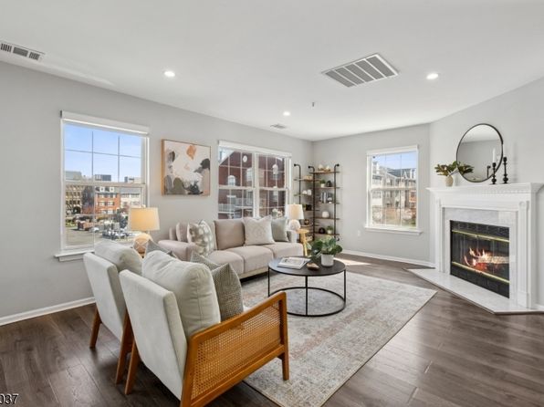 57 Cornerstone Ln, Newark City, NJ 07103