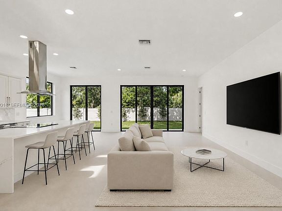 5th image of 1521 SW 40th Ter