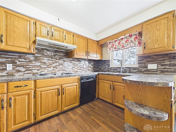 3rd image of 139 Eastwood Dr