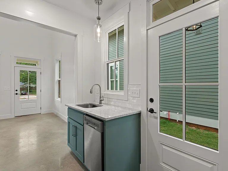 709 Jefferson St — Photo 15