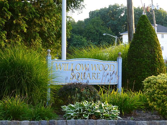 Willow Wood Square Complex