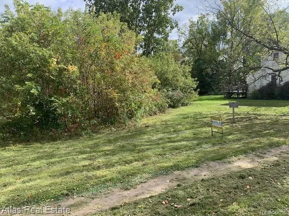 8023 Seneca St, Goodrich, MI 48438