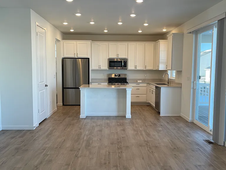1159 E Hopkins Dr — Photo 5