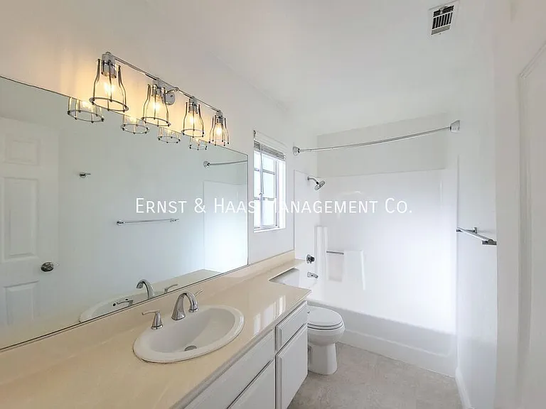 111 W Spring St #E — Photo 23