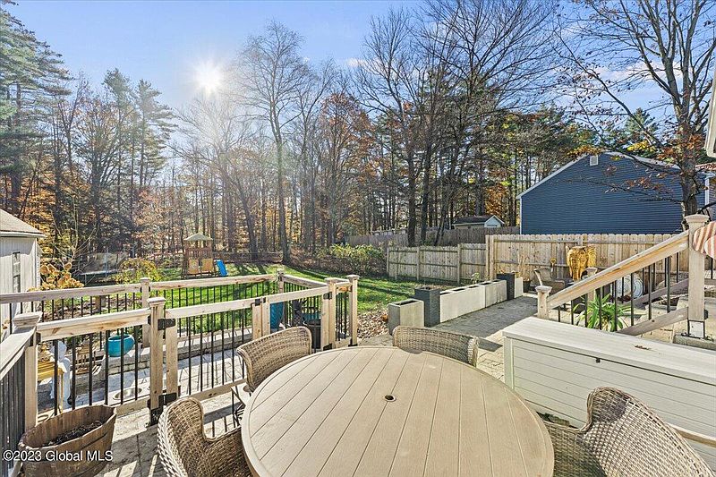 5th image of 10 Hemlock Drive