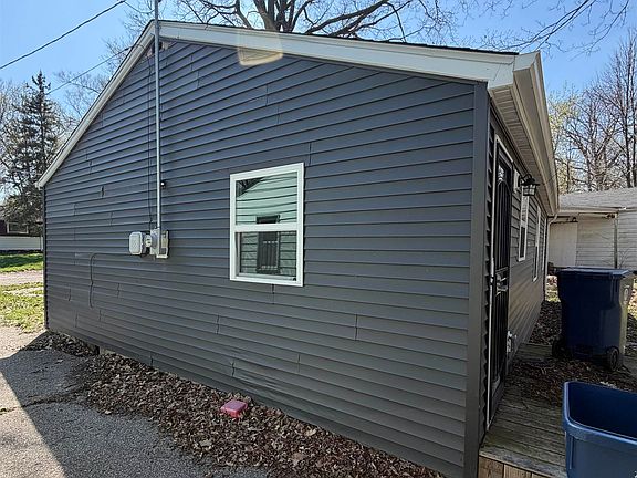 3rd image of 412 W Gracelawn Ave