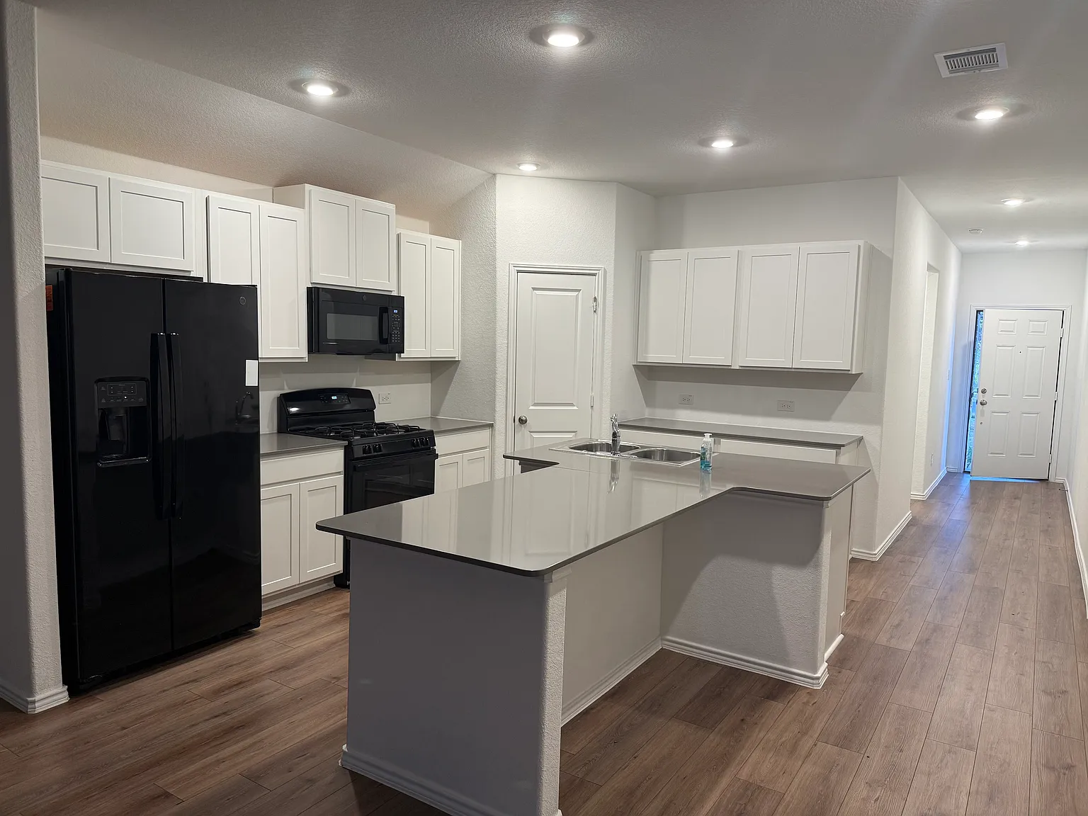 4 bed, 2030 sqft, $2,250 — Photo 4