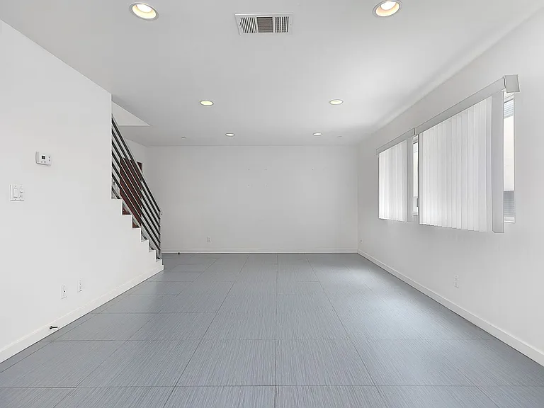 Corinth Apartments — Photo 4
