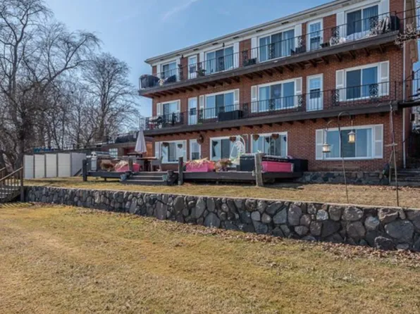 11859 N Main St #4, Whitmore Lake, MI 48189